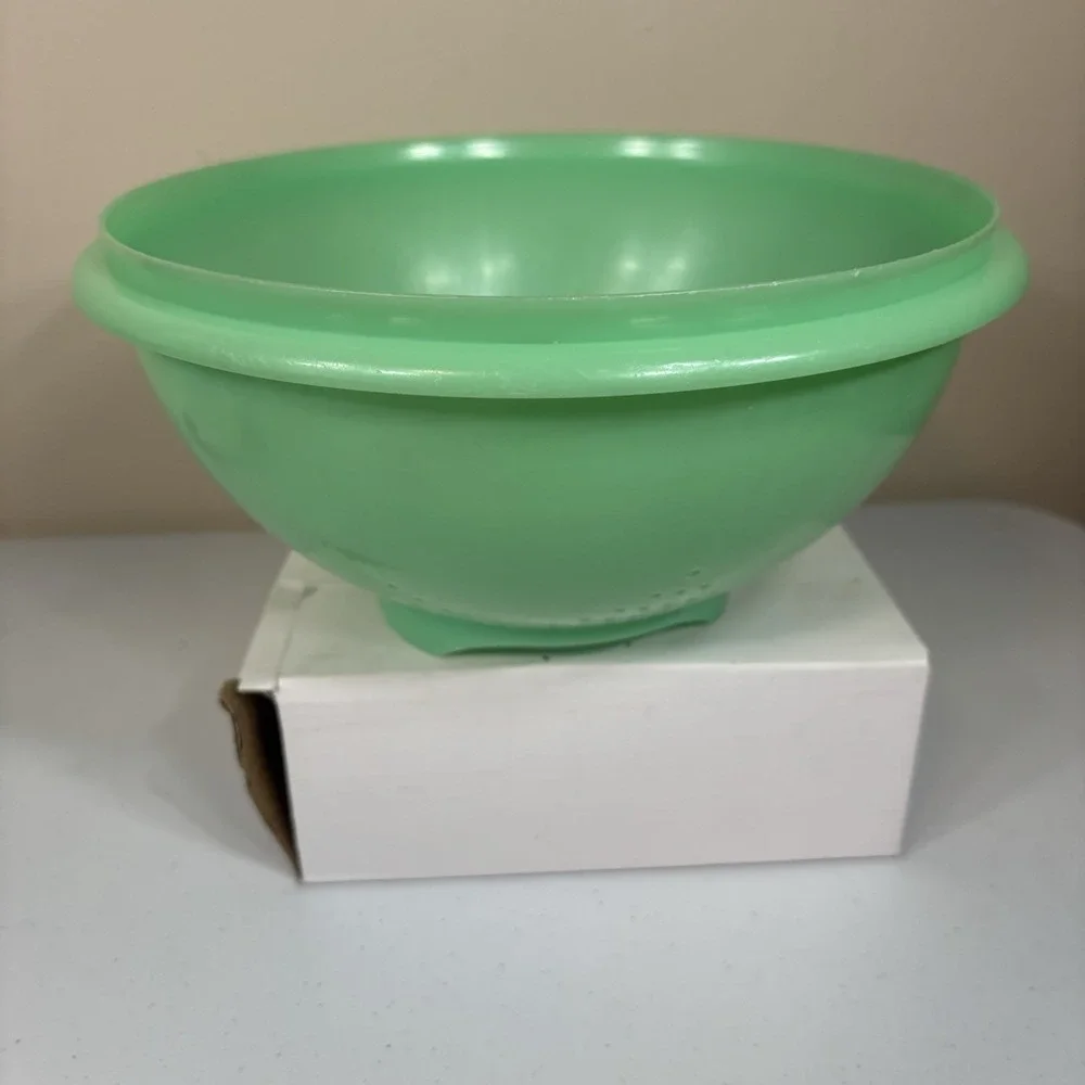 Tupperware Colander Food Strainer Bowl Jadeite Green 339-3Footed. Vintage Faded
